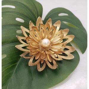 Vtg 1960s Emmons Goldtone Blooming Dahlia Flower Petal Brooch Faux Pearl Center